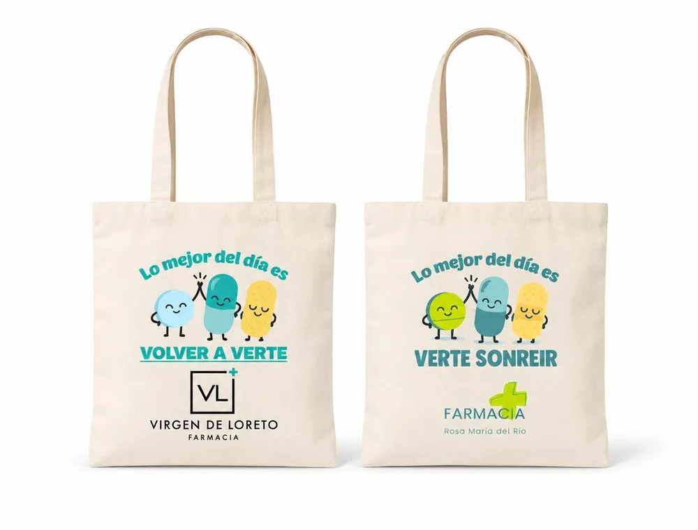 Tres totebags de algodón con mensajes y la imagen de la farmacia